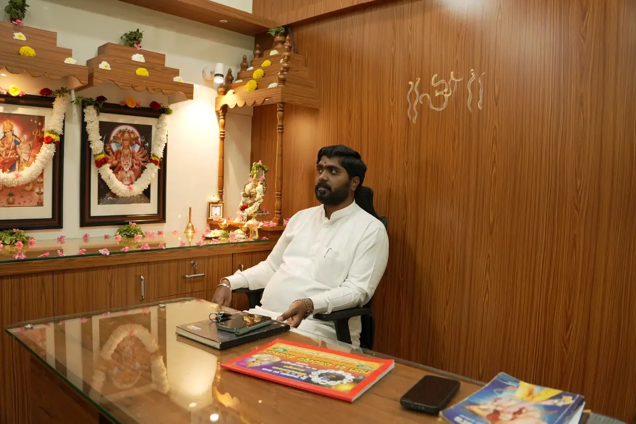Sri Mahantesh at the consultation desk