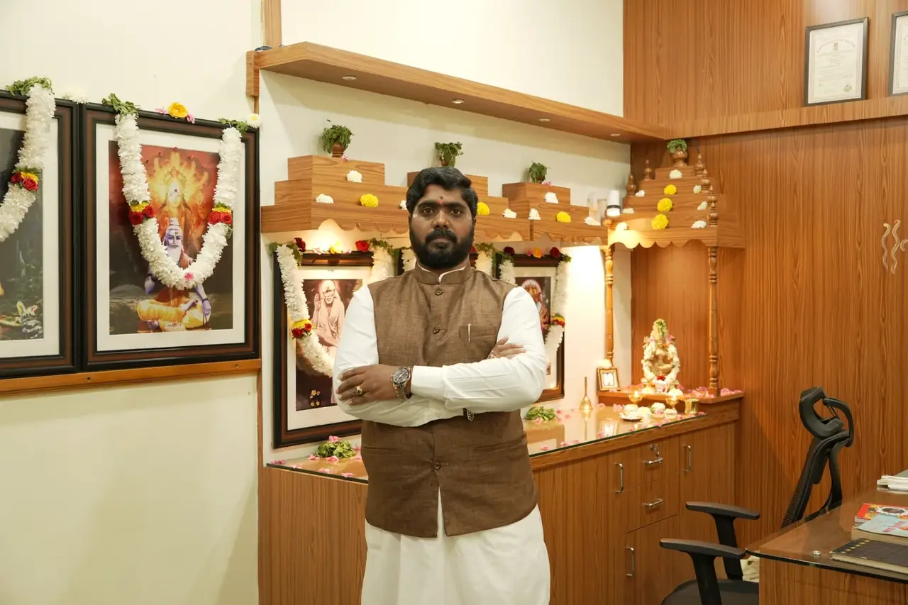 Sri Mahantesh at Om Hanuman Astrology centre